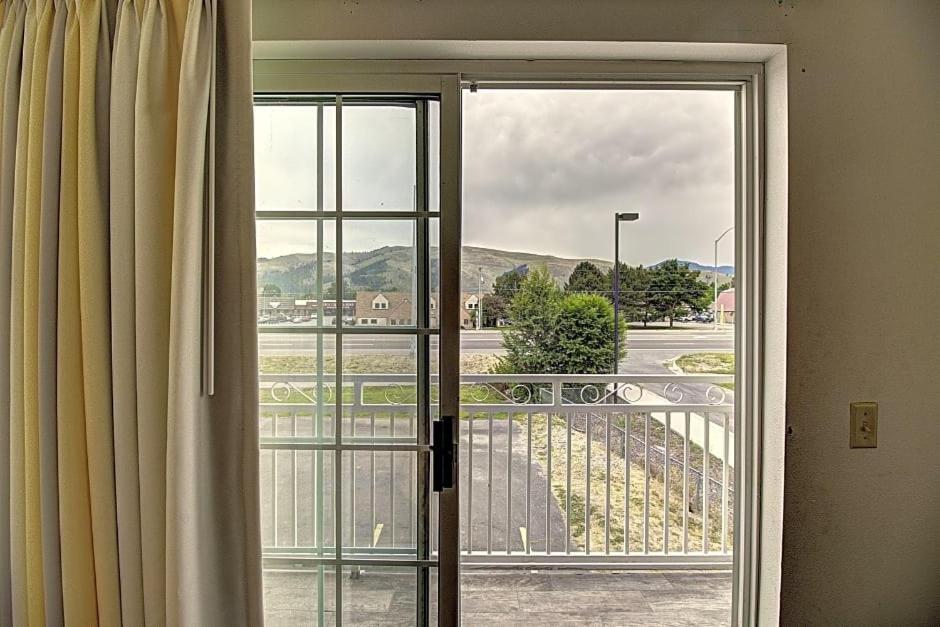 Days Inn & Suites By Wyndham Lolo Exteriér fotografie