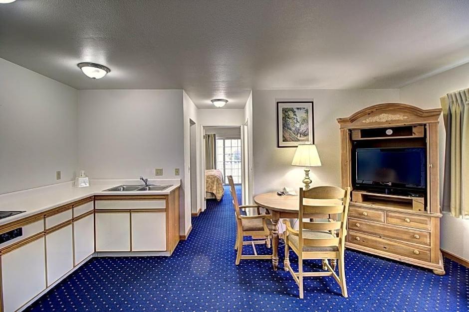 Days Inn & Suites By Wyndham Lolo Exteriér fotografie
