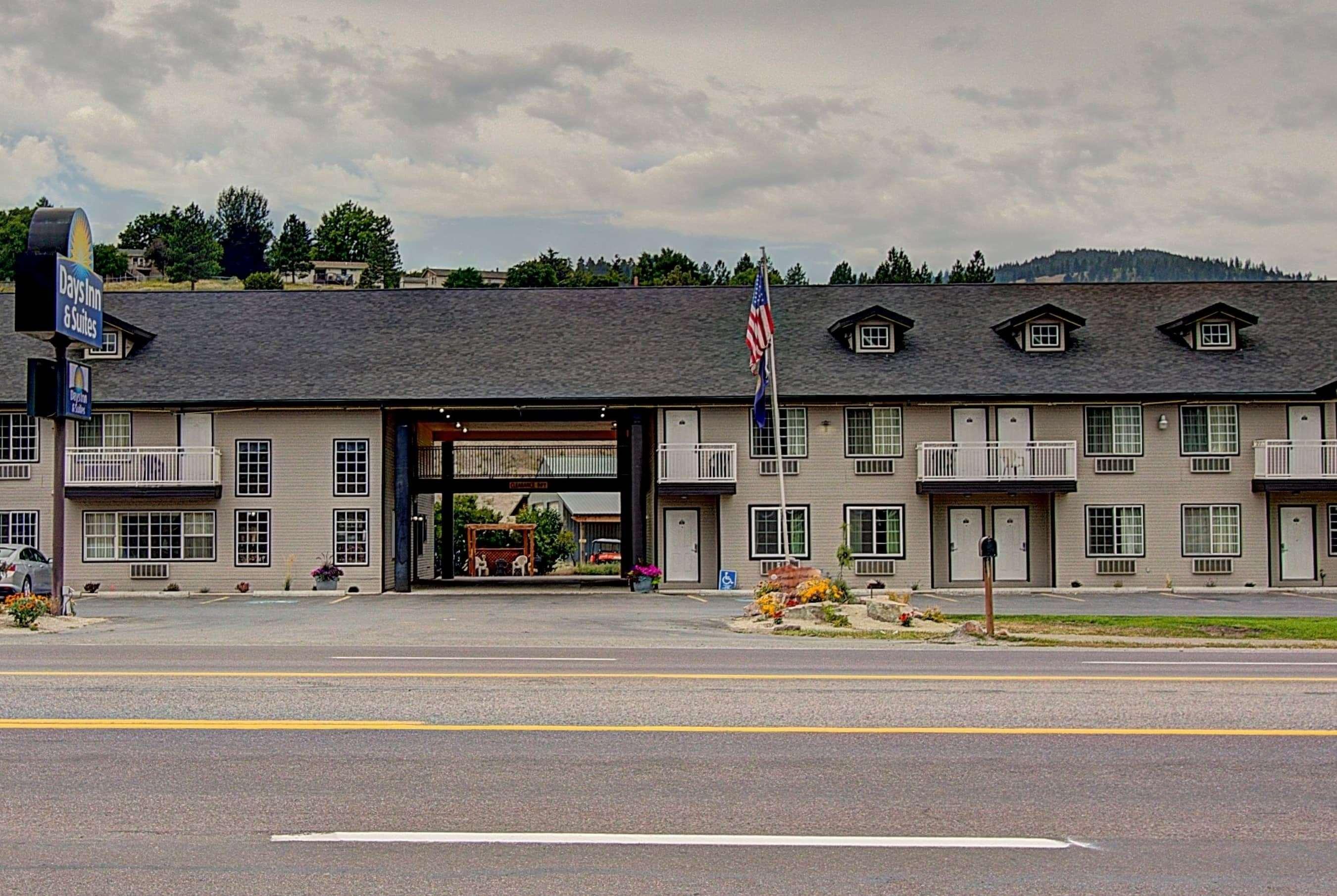 Days Inn & Suites By Wyndham Lolo Exteriér fotografie