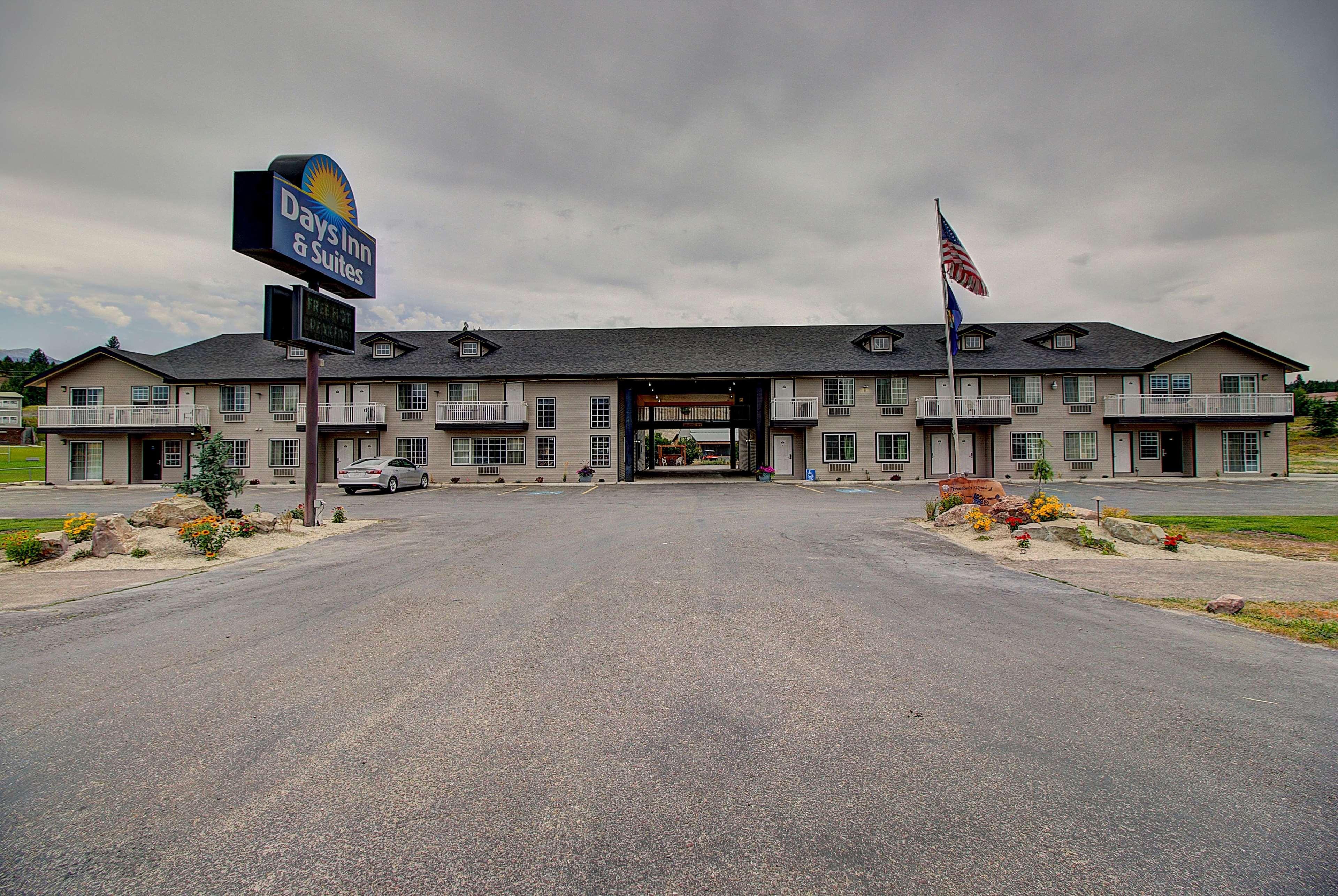 Days Inn & Suites By Wyndham Lolo Exteriér fotografie