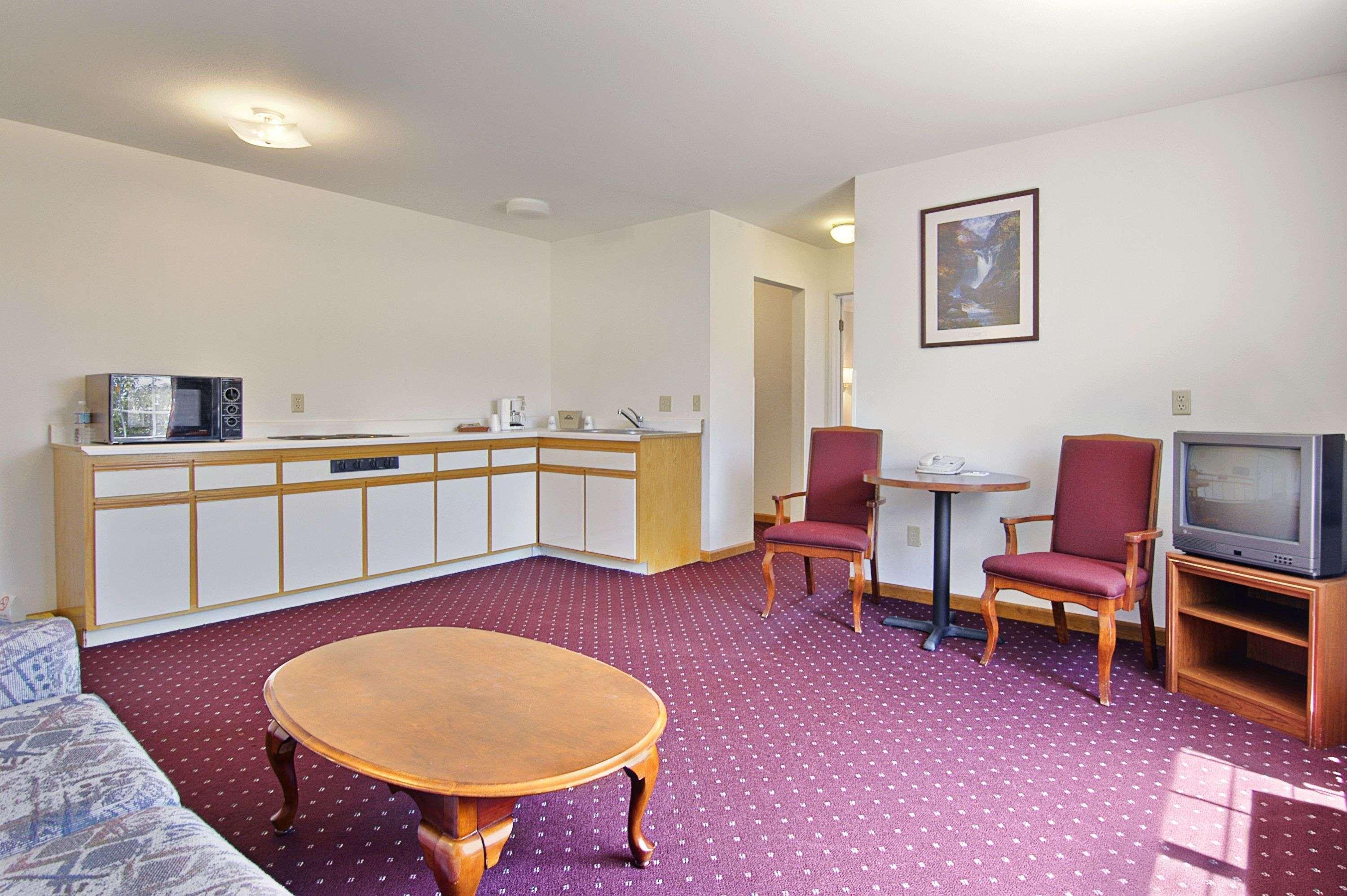 Days Inn & Suites By Wyndham Lolo Exteriér fotografie