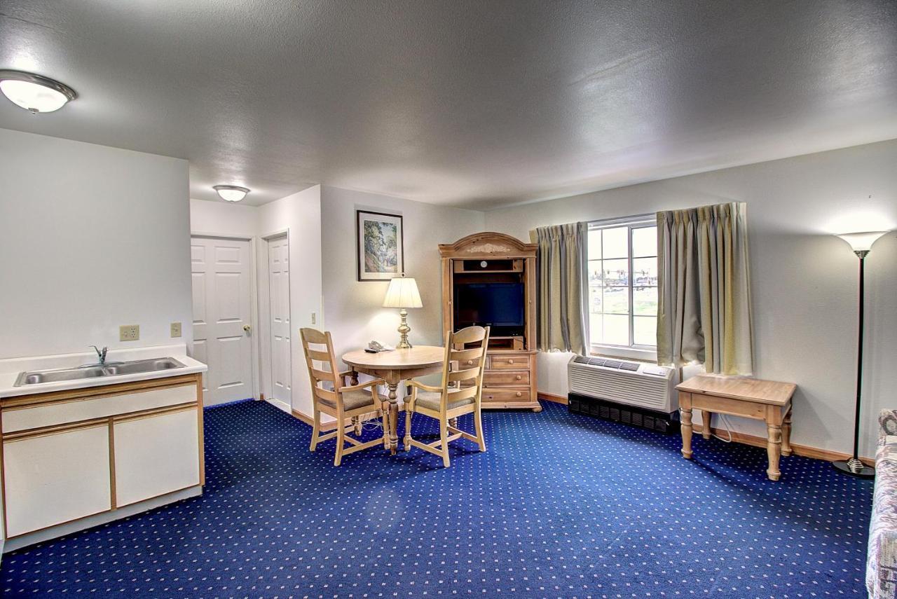 Days Inn & Suites By Wyndham Lolo Exteriér fotografie