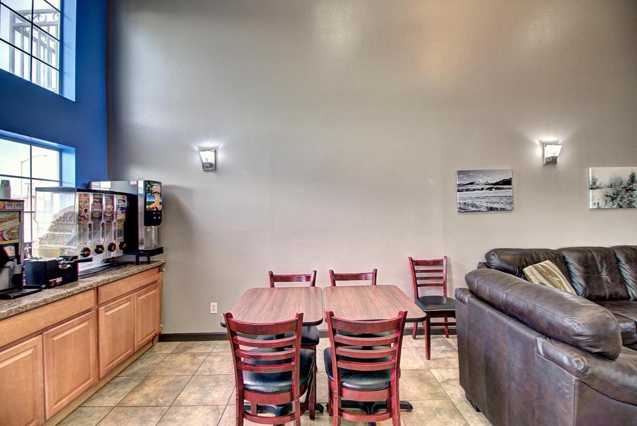 Days Inn & Suites By Wyndham Lolo Exteriér fotografie